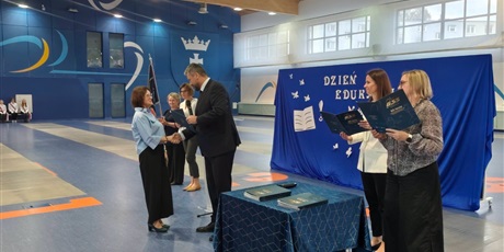 Powiększ grafikę: apel-z-okazji-dnia-edukacji-narodowej-716817.jpg