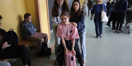Powiększ grafikę: dzien-bez-plecaka-608908.jpg