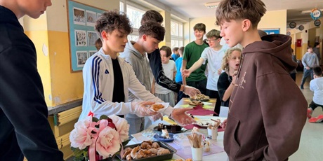 Powiększ grafikę: kiermasz-ciast-z-okazji-dnia-kobiet-680384.jpg