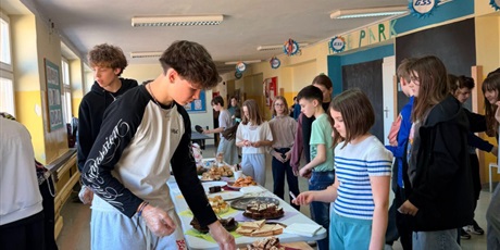 Powiększ grafikę: kiermasz-ciast-z-okazji-dnia-kobiet-680385.jpg