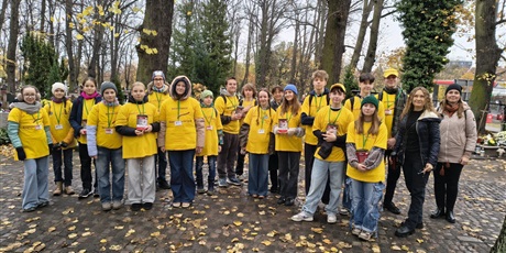 Powiększ grafikę: kwesta-na-cmentarzu-652013.jpg