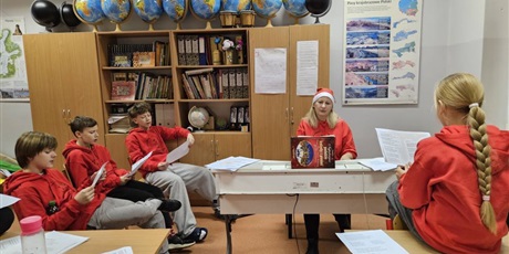 Powiększ grafikę: nocny-maraton-matematyczny-edycja-osma-mikolajkowa-661595.jpg