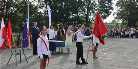 Powiększ grafikę: uroczystosc-rozpoczecia-roku-szkolnego-25-26-636209.jpg