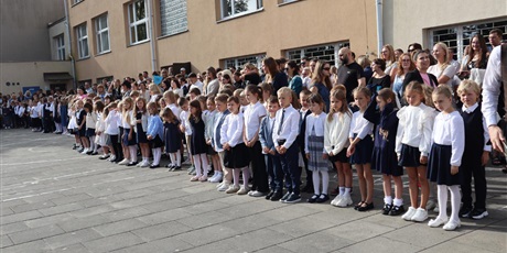 Powiększ grafikę: uroczystosc-rozpoczecia-roku-szkolnego-25-26-636210.jpg