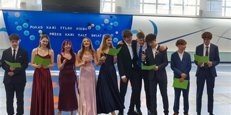 Powiększ grafikę: zakonczenie-roku-klas-osmych-704647.jpg