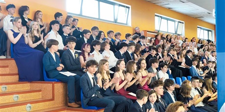 Powiększ grafikę: zakonczenie-roku-klas-osmych-704677.jpg